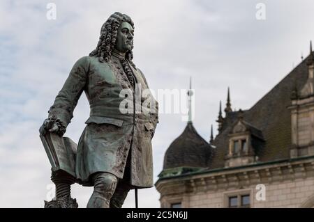 Halle (Saale) / Deutschland - 27. Februar 2017: Statue des Barockkomponisten Georg Friedrich Händel auf dem Marktplatz in der Altstadt von Halle, Deutschland Stockfoto