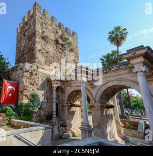 Türkei, Antalya, 10. Mai 2018. Hadrians Tor Panorama. Alte Konstruktion in der Altstadt von Antalya. Stockfoto