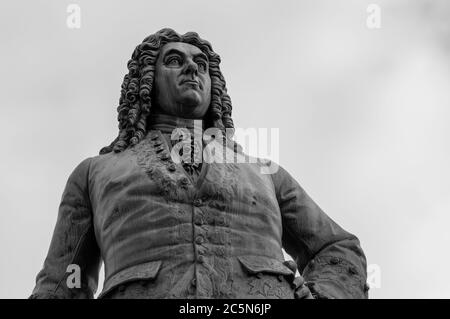 Halle (Saale) / Deutschland - 27. Februar 2017: Statue des Barockkomponisten Georg Friedrich Händel auf dem Marktplatz in der Altstadt von Halle, Deutschland Stockfoto