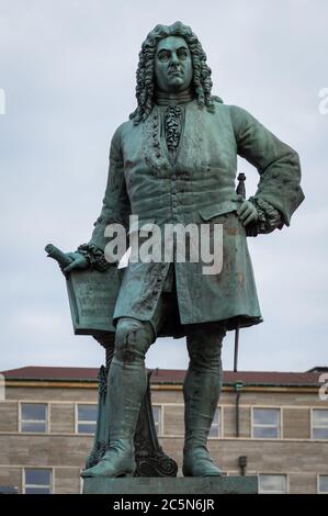 Halle (Saale) / Deutschland - 27. Februar 2017: Statue des Barockkomponisten Georg Friedrich Händel auf dem Marktplatz in der Altstadt von Halle, Deutschland Stockfoto