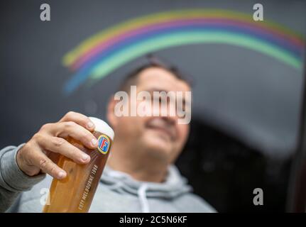 West Norwood, England. Juli 2020. Ein Mann genießt es, ein Pint Fosters Bier in seinem lokalen Pub, der Horns Tavern in West Norwood, zu trinken, nachdem die britischen Regierungen angekündigt hatten, die Sperrregeln zu lockern. Pubs, Bars und Restaurants öffnen heute wieder, nachdem sie in Großbritannien wegen der Coronavirus-Pandemie für mehr als drei Monate geschlossen waren. (Foto von Sam Mellish / Alamy Live News) Stockfoto