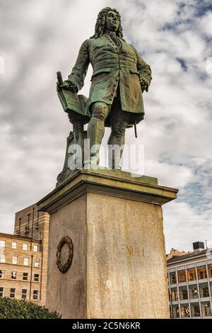 Halle (Saale) / Deutschland - 27. Februar 2017: Statue des Barockkomponisten Georg Friedrich Händel auf dem Marktplatz in der Altstadt von Halle, Deutschland Stockfoto