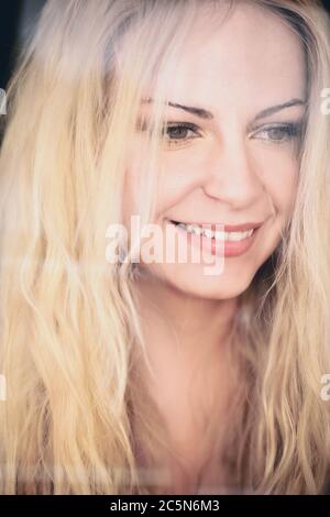 Frau mit langen blonden Haaren lächelnd Stockfoto