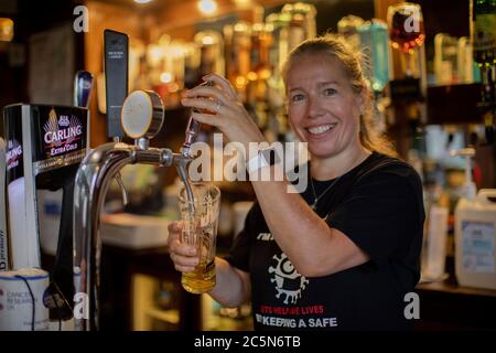 West Norwood, England. Juli 2020. Die Britin Alison White gießt ein Pint in der Horns Tavern in West Norwood, nachdem die britischen Regierungen angekündigt hatten, die Sperrregeln zu lockern. Pubs, Bars und Restaurants öffnen heute wieder, nachdem sie in Großbritannien wegen der Coronavirus-Pandemie für mehr als drei Monate geschlossen waren. (Foto von Sam Mellish / Alamy Live News) Stockfoto