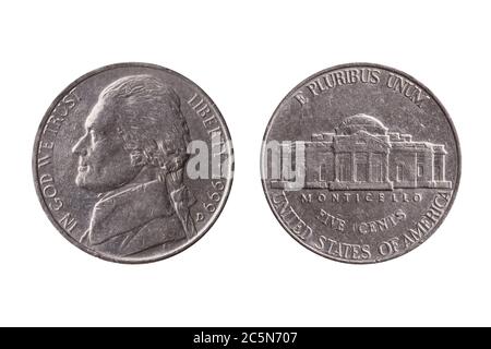 USA Halbdime-Nickel-Münze (25 Cent) mit einem Portraitbild von Thomas Jefferson Vorderseite und Montecello Rückseite ausgeschnitten und isoliert auf einer weißen Backgrou Stockfoto