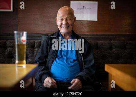 West Norwood, England. Juli 2020. Ein älterer Mann, der sich freut, ein Bier in seinem örtlichen Pub, der Horns Tavern in West Norwood, zu trinken, nachdem die britischen Regierungen angekündigt hatten, die Sperrregeln zu lockern. Pubs, Bars und Restaurants öffnen heute wieder, nachdem sie in Großbritannien wegen der Coronavirus-Pandemie für mehr als drei Monate geschlossen waren. (Foto von Sam Mellish / Alamy Live News) Stockfoto