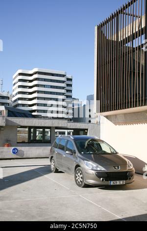 Bordeaux , Aquitanien / Frankreich - 09 24 2019 : Architektur Meriadeck Stadtteil von Bordeaux mit Park peugeot Auto in Terrasse Dach Frankreich Stockfoto