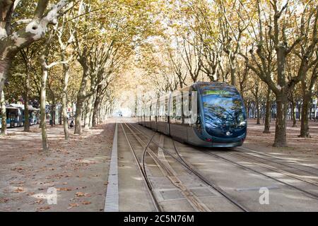 Bordeaux , Aquitanien / Frankreich - 10 30 2019 : Straßenbahn auf einer Straße in Bordeaux Stadt Frankreich Stockfoto