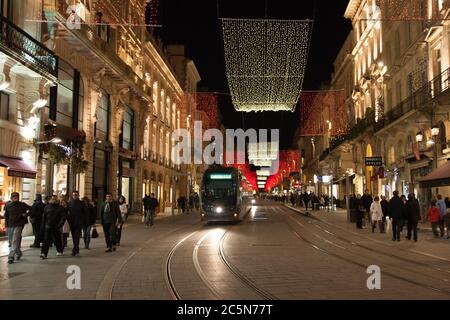 Bordeaux , Aquitanien / Frankreich - 10 30 2019 : Bordeaux City cours de l'Intendance bei Nacht mit weihnachtsdekoration Stockfoto