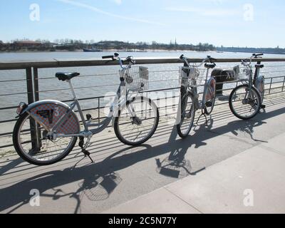 Bordeaux , Aquitanien / Frankreich - 11 18 2019 : Urban Self-Service Fahrrad in Bordeaux City Quay Stockfoto