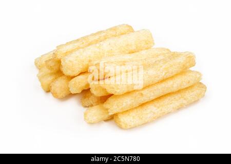 Haufen knuspriger Erdnussstäbchen/Finger-Snacks isoliert auf weißem Hintergrund. Stockfoto