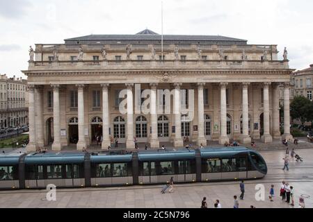 Bordeaux , Aquitaine / Frankreich - 11 10 2019 : Bordeaux Haupttheater Oper Straßenbahn nationale Oper frankreich Stockfoto