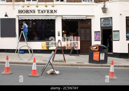 West Norwood, England. Juli 2020. The Horns Tavern in West Norwood nach der Ankündigung der britischen Regierungen, die Sperrregeln zu lockern. Pubs, Bars und Restaurants öffnen heute wieder, nachdem sie in Großbritannien wegen der Coronavirus-Pandemie für mehr als drei Monate geschlossen waren. (Foto von Sam Mellish / Alamy Live News) Stockfoto