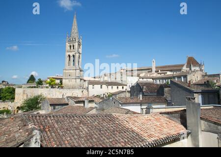 Saint Emilion, Bordeaux / Frankreich - 06 19 2018 : malerische Dächer von Saint-Emilion, eines der wichtigsten Rotweingebiete der Bordeaux Weinstraßen vi Stockfoto