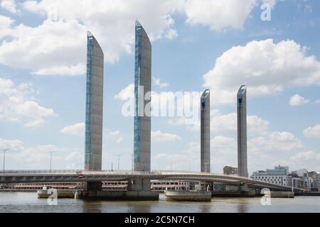 Bordeaux, Nouvelle aquitaine / Frankreich - 06 20 2018 : Le Pont Jacques Chaban Delmas : spektakuläre neue Brücke in Bordeaux Stockfoto