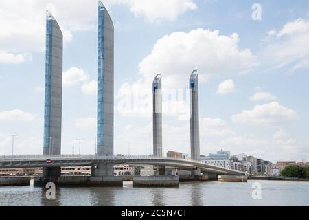 Bordeaux, Nouvelle aquitaine / Frankreich - 06 20 2018 : herrliche Neue Brücke Le Pont Chaban Delmas in Bordeaux Stockfoto