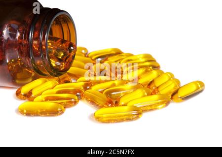 Fischöl-Gel-Kapseln mit Omega-3 und Vitamin D in brauner Glasflasche isoliert auf weißem Hintergrund. Gesunde Ernährung Konzept. Nahaufnahme, hohe Auflösung. Stockfoto
