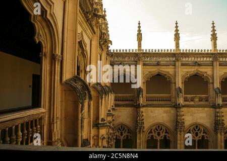 Toledo, Castilla-La Mancha, Spanien, Europa. Kloster San Juan de los Reyes ((14771504). Der obere Kreuzgang. Stockfoto