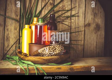 Toilettenartikel im Spa-Bad. Aromatherapie und Spa-Konzept. Flaschen Shampoo und Körperpflegeartikel. Öko-Kosmetik-Produkte und Werkzeuge. Stockfoto