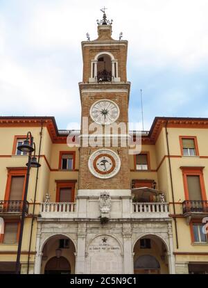 Antiker Uhrenturm auf dem Platz Piazza tre Martiri in Rimini, Italien Stockfoto