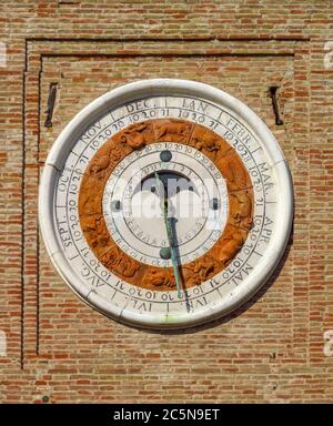 Antike astronomische Uhr auf dem Platz Piazza tre Martiri in Rimini, Italien Stockfoto