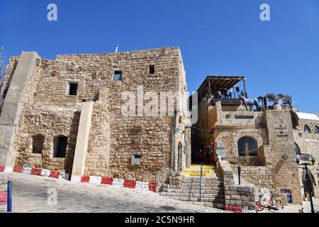 Tel Aviv, Israel - 5. April 2019: Dies ist eine der alten Straßen des alten Jaffa, die eine der ältesten Hafenstädte der Welt ist Stockfoto