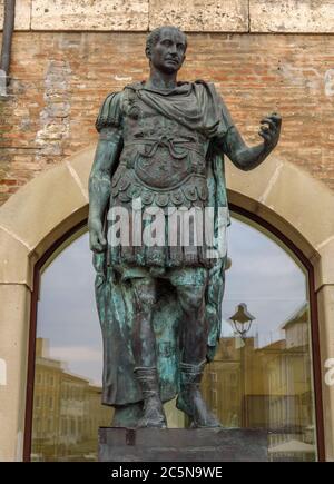 Statue von Gaius Julius Caesar in Rimini, Italien Stockfoto