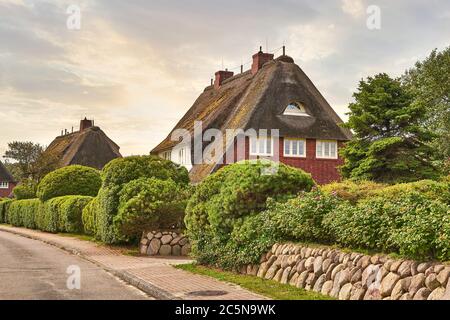 Landhaus, romantisches Reethaus. Märchenhafte Landschaft auf der Insel Sylt, Nordfriesische Inseln, Deutschland. Stockfoto