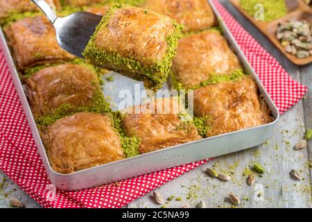 Traditionelle türkische Dessert Baklava in Tablett auf Holztisch Stockfoto