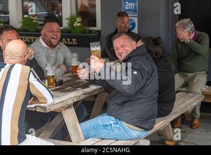 Brighton UK 4. Juli 2020 - Punters genießen ein Bier im Wagon & Horses in Brighton, während die Pubs am Super Saturday in England wieder geöffnet werden. Pubs, Hotels Friseure und Restaurants gehören zu den Unternehmen, die ihre Türen wieder öffnen dürfen, wie die Lockdown-Beschränkungen werden mehr in England während der Coronavirus COVID-19 Pandemie Krise gelockert : Credit Simon Dack / Alamy Live News Stockfoto