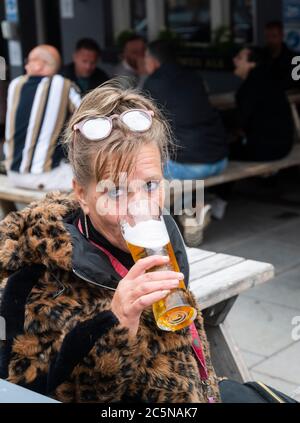 Brighton UK 4. Juli 2020 - Punters genießen ein Bier im Wagon & Horses in Brighton, während die Pubs am Super Saturday in England wieder geöffnet werden. Pubs, Hotels Friseure und Restaurants gehören zu den Unternehmen, die ihre Türen wieder öffnen dürfen, wie die Lockdown-Beschränkungen werden mehr in England während der Coronavirus COVID-19 Pandemie Krise gelockert : Credit Simon Dack / Alamy Live News Stockfoto