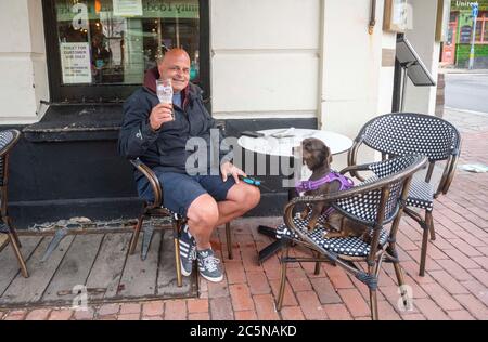 Brighton UK 4. Juli 2020 - Lilly genießt ihr erstes Pint zurück im Dorset Arms in Brighton mit ihrem Besitzer als Pubs wieder an, was benannt wurde Super Saturday in England . Pubs, Hotels Friseure und Restaurants gehören zu den Unternehmen, die ihre Türen wieder öffnen dürfen, wie die Lockdown-Beschränkungen werden mehr in England während der Coronavirus COVID-19 Pandemie Krise gelockert : Credit Simon Dack / Alamy Live News Stockfoto