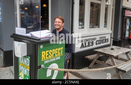 Brighton UK 4. Juli 2020 - EIN Mitarbeiter am Eingang des Wagon & Horses in Brighton als Pubs wieder an, was hat Super Samstag in England genannt . Pubs, Hotels Friseure und Restaurants gehören zu den Unternehmen, die ihre Türen wieder öffnen dürfen, wie die Lockdown-Beschränkungen werden mehr in England während der Coronavirus COVID-19 Pandemie Krise gelockert : Credit Simon Dack / Alamy Live News Stockfoto