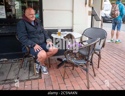 Brighton UK 4. Juli 2020 - Lilly genießt ihr erstes Pint zurück im Dorset Arms in Brighton mit ihrem Besitzer als Pubs wieder an, was benannt wurde Super Saturday in England . Pubs, Hotels Friseure und Restaurants gehören zu den Unternehmen, die ihre Türen wieder öffnen dürfen, wie die Lockdown-Beschränkungen werden mehr in England während der Coronavirus COVID-19 Pandemie Krise gelockert : Credit Simon Dack / Alamy Live News Stockfoto