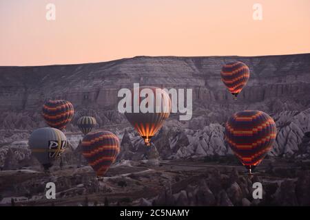 Heißluftballons in der Morgendämmerung in Goreme, Kappadokien, Türkei Stockfoto