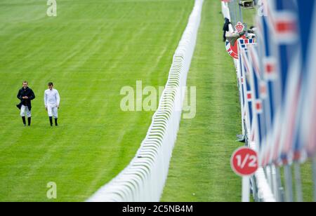 Jockey Ryan Moore (links) und William Buick gehen vor dem Beginn der Epsom-Rennen auf dem Kurs. Stockfoto