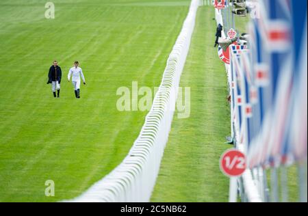 Jockey Ryan Moore (links) und William Buick gehen vor dem Beginn der Epsom-Rennen auf dem Kurs. Stockfoto