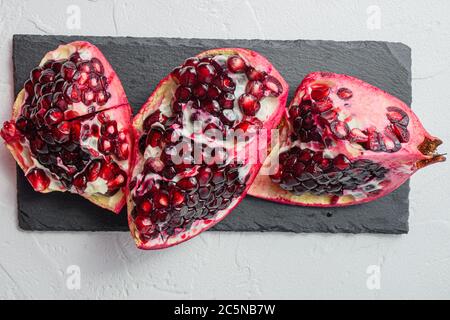 Schnitte von Pomeranete, auf schwarzem Schneidebrett, Draufsicht. Stockfoto