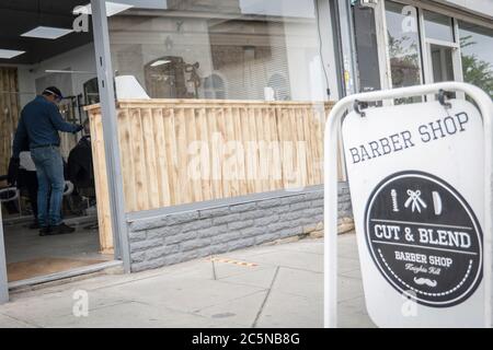 West Norwood, England. Juli 2020. Cut & Blend Barber in West Norwood am Tag der Wiedereröffnung der Salons, die wegen der Coronavirus-Pandemie für mehr als drei Monate in Großbritannien geschlossen waren. (Foto von Sam Mellish / Alamy Live News) Stockfoto