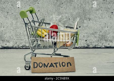 Spenden von Lebensmitteln. Helfen Sie Produkten während einer Pandemie, Wohltätigkeit. Warenkorb mit Produkten. Stockfoto
