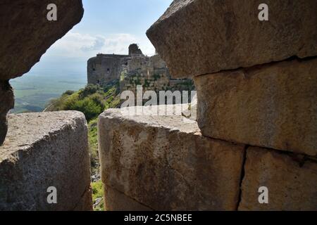 Blick von einem Schießspalt in der Nimrod Festung in Israel ist eine mittelalterliche muslimische Festung im nördlichen Teil der Golanhöhen. Die größte Stockfoto