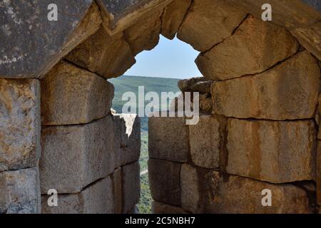 Blick von einem Schießspalt in der Nimrod Festung in Israel ist eine mittelalterliche muslimische Festung im nördlichen Teil der Golanhöhen. Die größte Stockfoto