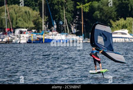 Berlin, Deutschland. Juli 2020. Ein Flügelsurfer reitet auf den Wellen des Tegeler See. Wing-Surfing bietet eine Kombination aus Windsurfen und Kiting. Quelle: Paul Zinken/dpa/Alamy Live News Stockfoto