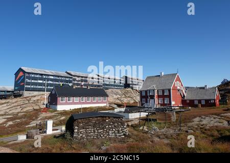 Grüne Wohnhäuser durch die Jahrhunderte von Stein und Rasen über Knud Rasmussens Haus aus dem 19. Jahrhundert bis hin zu modernen Wohnblocks. Stockfoto