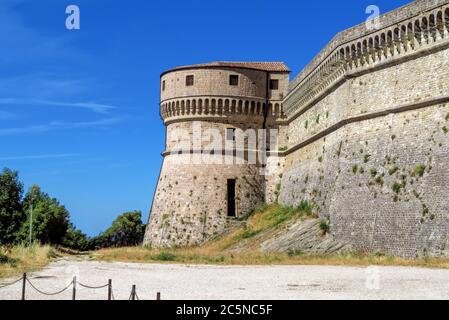 Die Renaissance-Festung von San Leo, auf einem felsigen Felsen gelegen Stockfoto