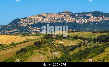 Blick auf San Marino von der Stadt San Leo Stockfoto