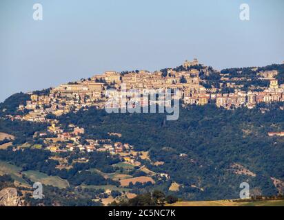 Blick auf San Marino von der Stadt San Leo Stockfoto