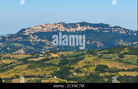 Blick auf San Marino von der Stadt San Leo Stockfoto