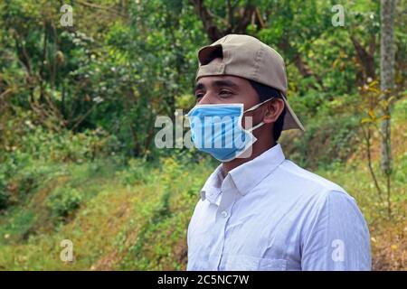 Ein Mann tragen medizinische chirurgische Gesichtsmaske für Staub-und Virenschutz. Stockfoto