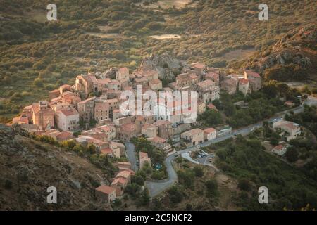 Abendsonne auf dem alten Bergdorf Speloncato in der Balagne auf Korsika Stockfoto